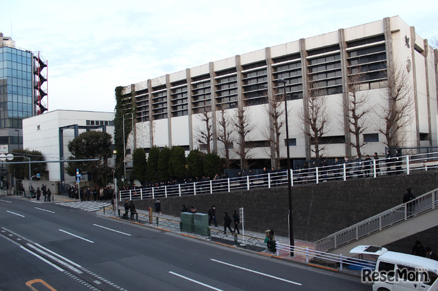 開成中学校のようす。午前7時の開門を待つ塾関係者らの姿が見られた