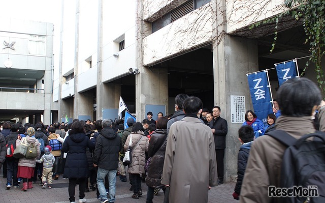 2018年2月1日、開成中学校でのようす。受験生を迎えようと、多くの中学受験塾関係者が集まった