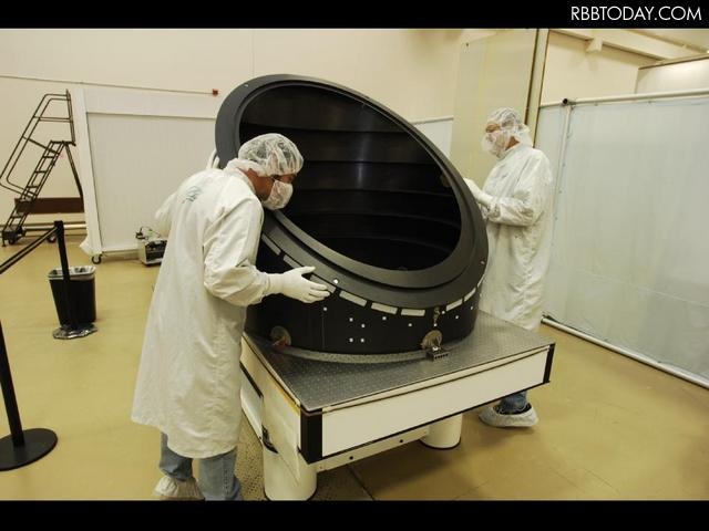 打ち上げ前に検査を受けるケプラー望遠鏡