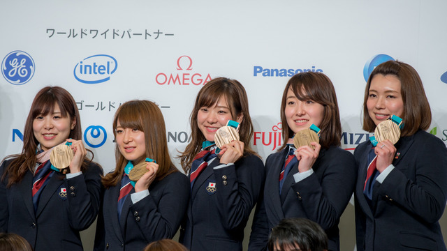 銅メダルを獲得したカーリング女子日本代表が日本代表選手団帰国時記者会見に登壇（2018年2月26日）
