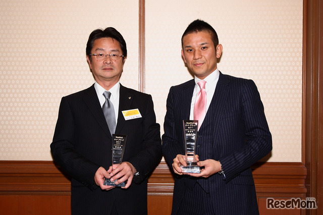 受賞者の喜びの表情。栄光ゼミナールの山本博之取締役（左）とサピックス小学部の高宮敏郎代表（右）