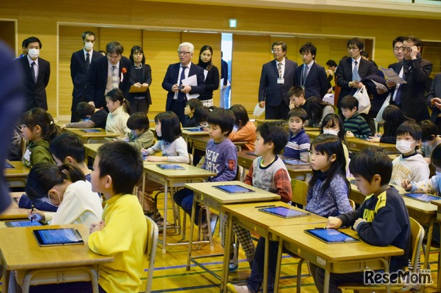 東京都八丈島・八丈町立三根小学校で2018年2月20日に行われた公開授業のようす