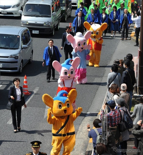 小池都知事も、ピーポファミリーも、巣鴨警察も...さくら祭りで交通安全パレード(31日、東京都豊島区巣鴨）