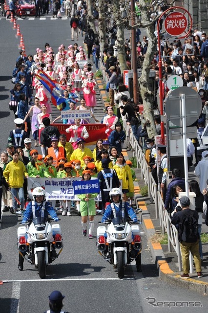 小池都知事も、ピーポファミリーも、巣鴨警察も...さくら祭りで交通安全パレード(31日、東京都豊島区巣鴨）