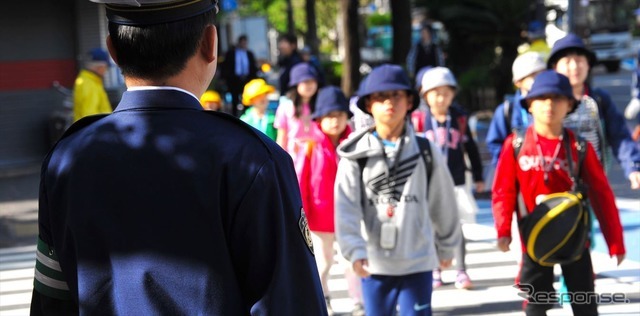 通学路一斉検問の様子。子供たちの登下校時、スクールゾーンにある生活道路は歩行者専用となることが多い（13日・品川区）