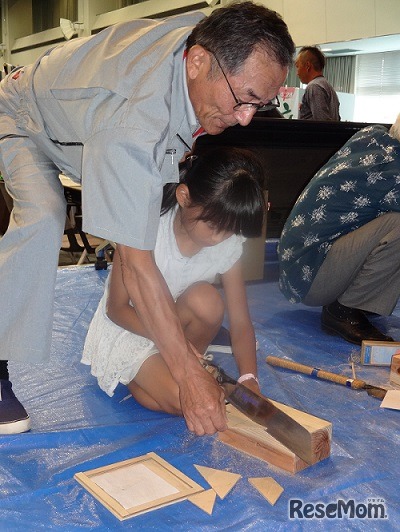 [特設会場]　マイスター・ヴィレッジ　お弟子さん大募集!!～大工さん・アンカーさん～　写真は大工さん（木でパズルを作ってみよう）　（過去のようす）