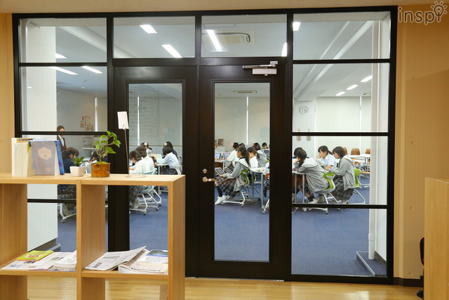 千代田高等学院 ARC／カフェからはガラス越しにアクティブ・ラーニングスペースが見える