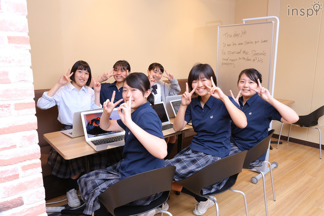 千代田高等学院 ARC／放課後カフェで勉強中の生徒の皆さんから明るい笑顔をいただきました