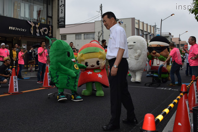 「いす-1グランプリ」発祥の地、京都府京田辺市キララ商店街のキャラクターキララちゃん、京都府福知山市のゴーヤ先生と羽生市の河田市長／「いす-1グランプリ」埼玉羽生大会（2018-19シーズン 第3戦）