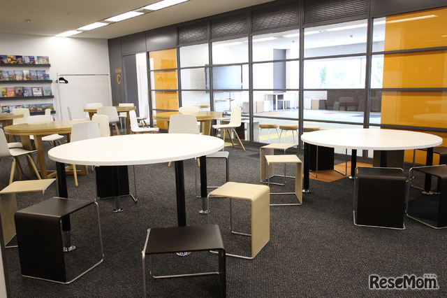 TGG　2階の「Room A（202）」。椅子は縦にすると中高校生用、横にすると小学生も利用できる2way。デザインされた学習環境