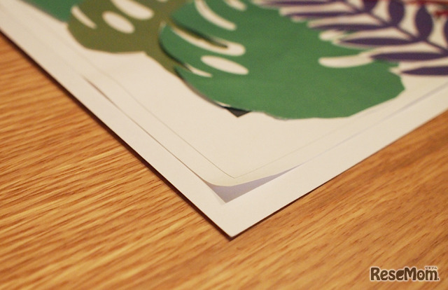 画用紙に台紙を貼りつけて補強。今回はこれを横に貼り合わせて見開きのブック形式にする