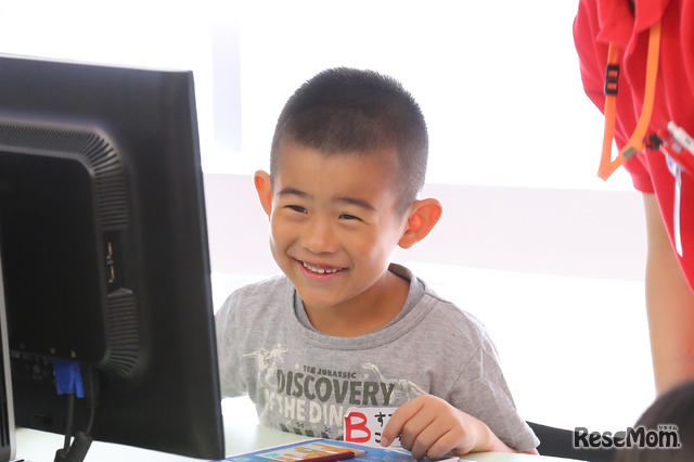F@IT Kids Club×千葉工業大学プログラミングサマースクール2018のようす／プログラムが成功する度にこの笑顔！