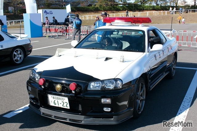 パトカーなど、普段見られない車両が展示される