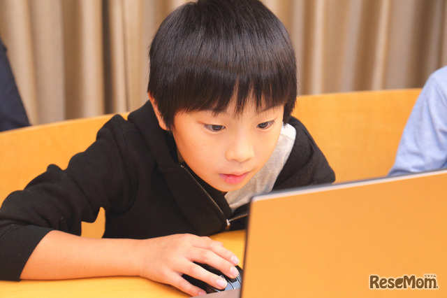有賀さんの4年生の息子さんは黙々とプログラミングを進める