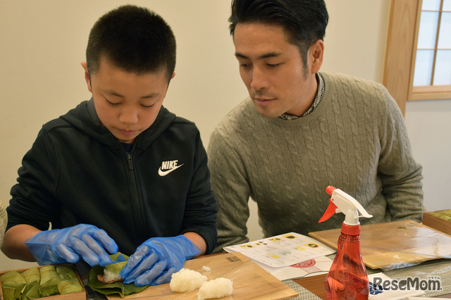 お昼に頂いた柿の葉ずしを、今度は自分で作る。旅も終盤にかかり皆打ち解けたようす