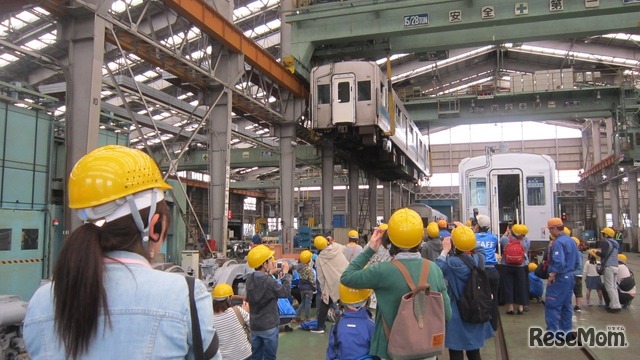 車体上げ作業（2018年の見学会のようす）