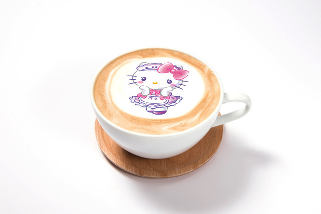 「ハローキティ×クレヨンしんちゃんカフェ」ハローキティ×しんちゃんホットカフェラテ　790円（C） U／F・S・A・A（C） 1976, 2019 SANRIO CO., LTD.APPROVAL NO. G594645