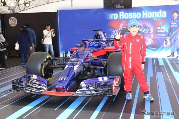 Red Bull Toro Rosso Honda STR13 2019年カラー 展示＆記念撮影
