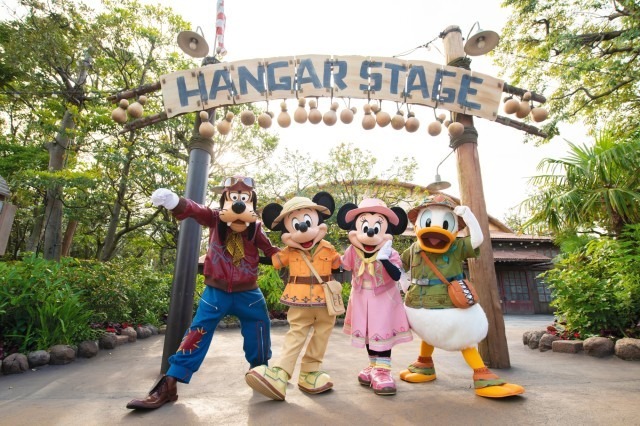 物語の舞台に集結したミッキーマウスやディズニーの仲間たち☆(C) Disney