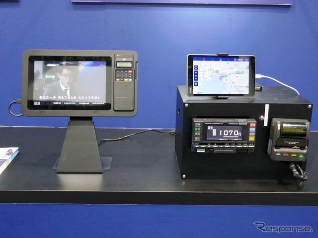 タクシードライバー向けのシステムも紹介。クレジットカードや電子マネー月開ける端末(左)では、京都市で通訳アプリの実証実験も行っている