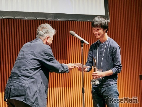 経済産業大臣賞＜総合＞を受賞した開成中学校3年生の上原直人さん