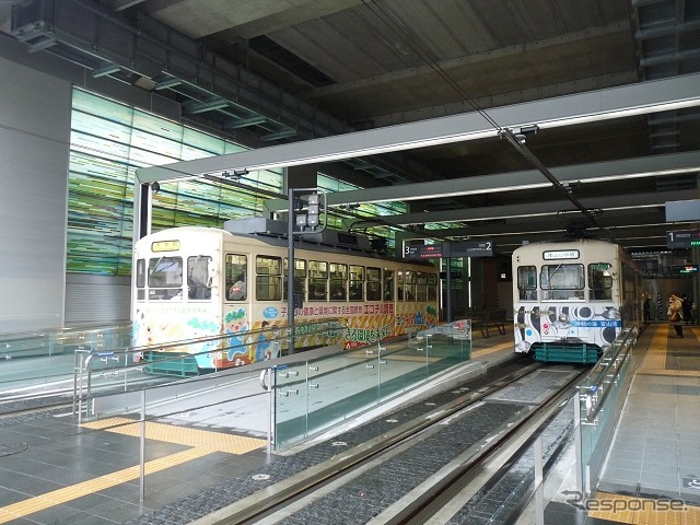 南北接続工事が進められている富山駅の高架下。写真は富山地方鉄道富山市内軌道線が乗り入れている高架下の富山駅停留場。