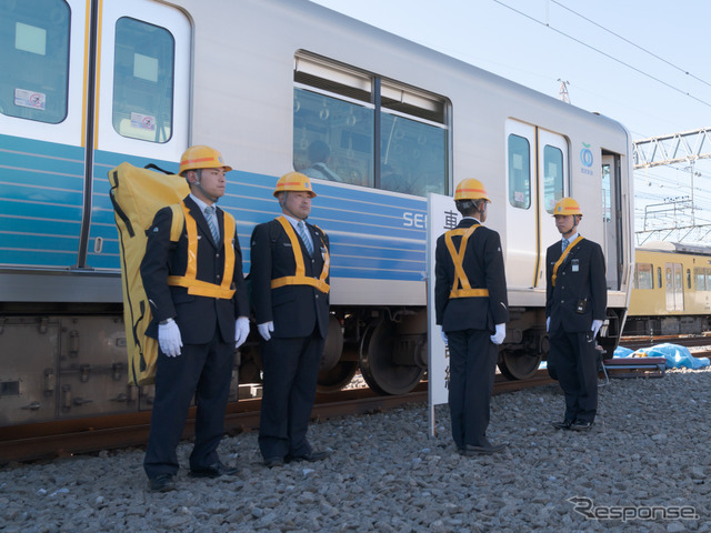 非常用はしごを持ってきた職員と、運転士がまずは現在の状況を情報交換。それからはしごが組み立てられる。