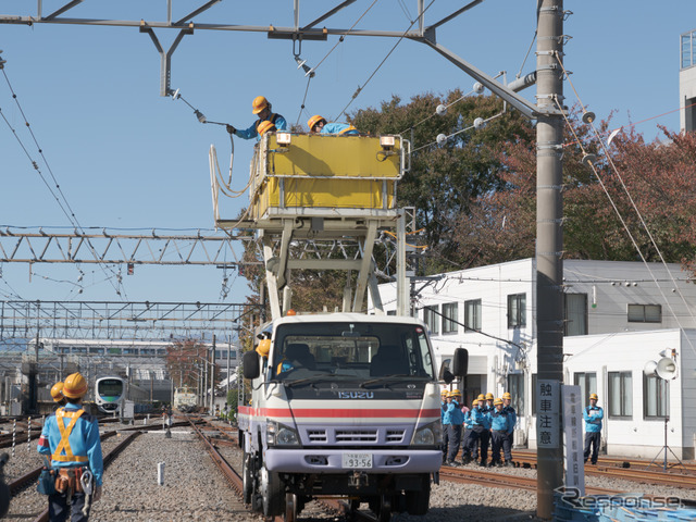 電車線の不具合については、軌陸車と呼ばれるゴンドラ部分が上下する乗り物で復旧作業が行われる。