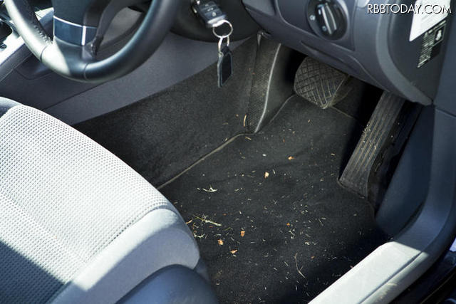 運転席の足もともひどい汚れ具合 運転席の足もともひどい汚れ具合