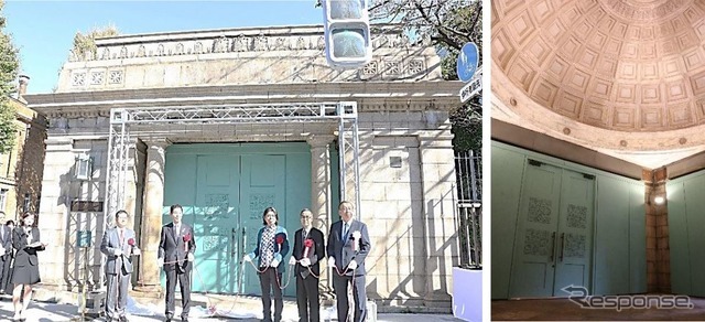 「東京都選定歴史的建造物」の指定後に改修され、その完成を記念して2018年11月に行なわれた式典の様子（左）と改修後の駅舎内の扉（右）。