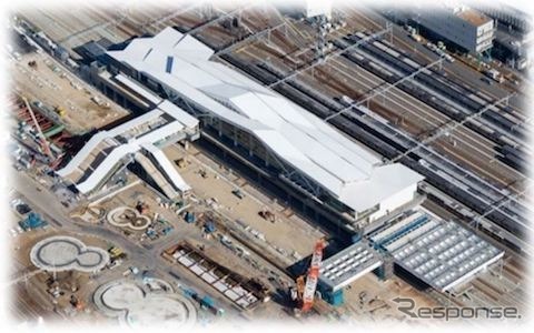 2020年3月のダイヤ改正時に開業する高輪ゲートウェイ駅を俯瞰した全景（2019年11月時点）。アクセントとなる大屋根は折り紙をモチーフにした障子をイメージしたという。