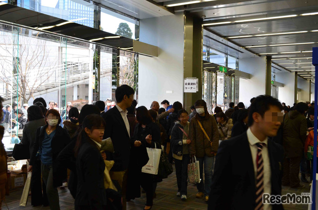 会場内は来場者でにぎわっていた