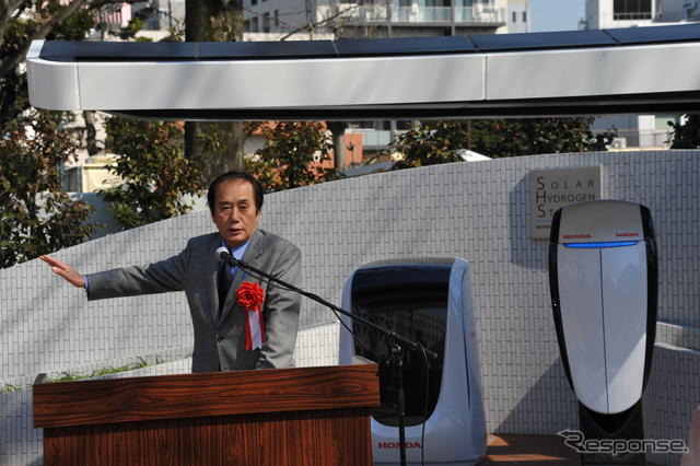 水素ステーションを前に期待を語る上田清司埼玉県知事。