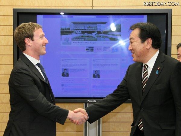 野田首相と握手をするFacebookのマーク・ザッカーバーグCEO