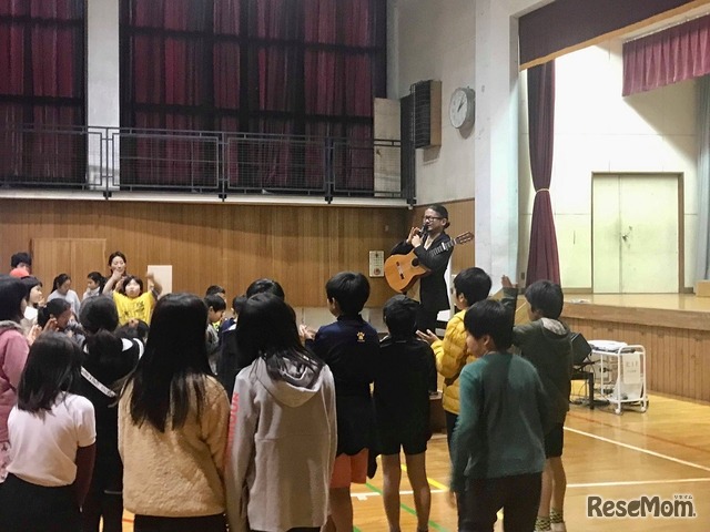 アカペラを通じたワークショップやイベントのようす（神奈川県の小学校にて）