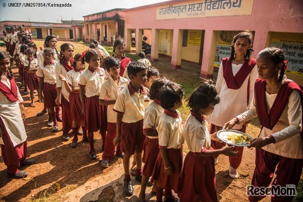 ジャールカンド州・ラーンチーにある政府のモデル校で、列に並んで給食を受け取る子どもたち（インド、2019年9月撮影）　(c) UNICEF_UNI207854_Katragadda
