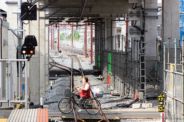竹ノ塚駅 画面左へと行く線路が引き上げ線（2020年5月12日撮影）