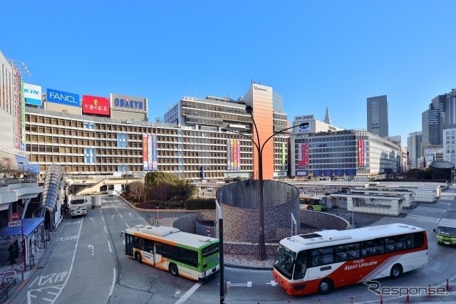 新宿駅西口。写真中央付近地下が現・西口改札のある北通路で、ここが拡幅され自由通路になる。現状の東西自由通路は写真左側地下、丸ノ内線新宿駅の構内のみ。