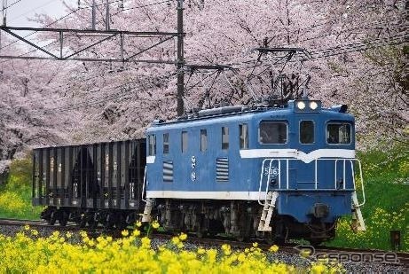 秩父鉄道の電気機関車と石灰石輸送用貨車。