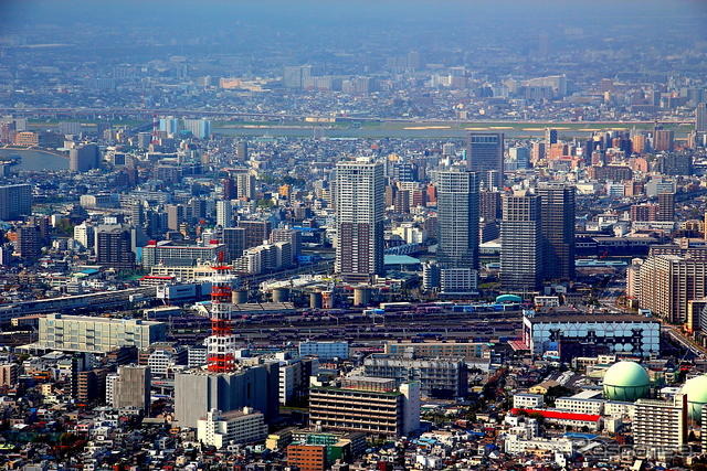 北側。隅田川駅（貨物ターミナル）のヤードやコンテナ群、その先の北千住の街並みも