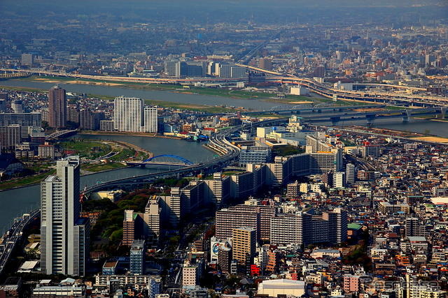北側。隅田川と白髭団地の間を走る首都高6号向島線や、堀切橋、多層建ての堀切ジャンクションなどが