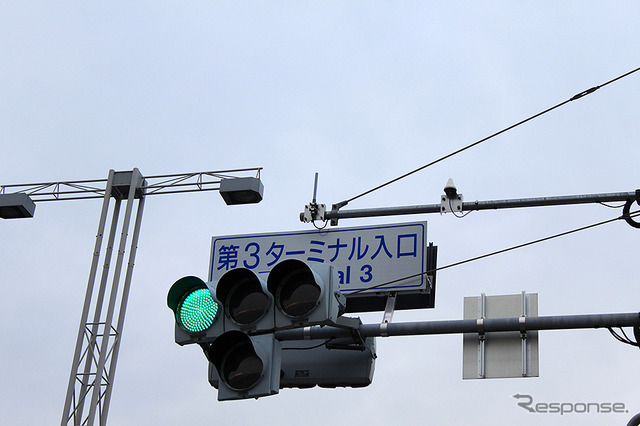 羽田空港の一般道交差点信号機に取り付けられた公共車両優先システム（PTPS：Public Transportation Priority Systems）アンテナ