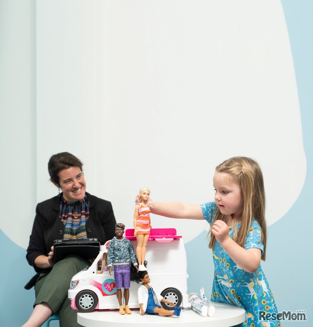 人形遊びが子どもに与える効果を検証する研究を実施