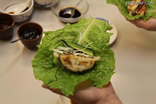 サンチュで餃子を巻いて食べるという福島氏の提案