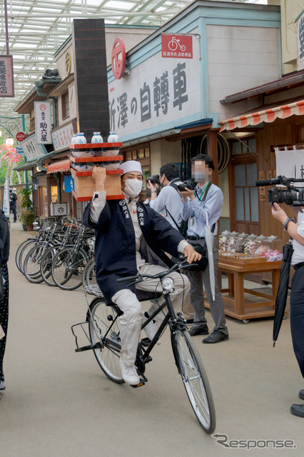 せいろを山積みにした助六屋の店員さん。これから配達。