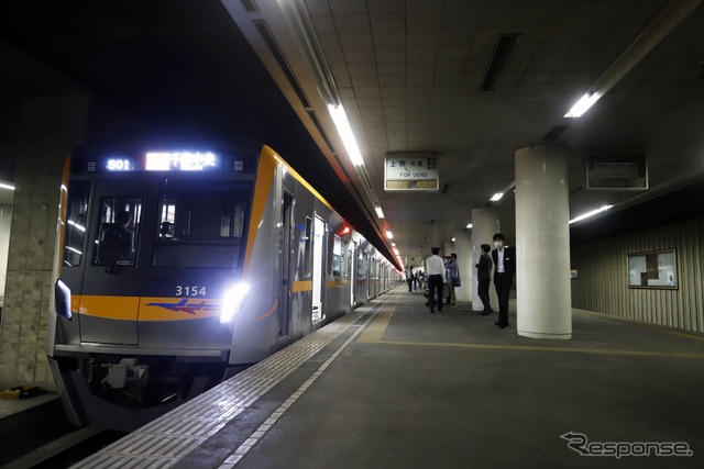 京成電鉄ミステリーツアー：3100形が旧スカイライナー専用ホームに入線した。行き先表示はサービスで変更中。