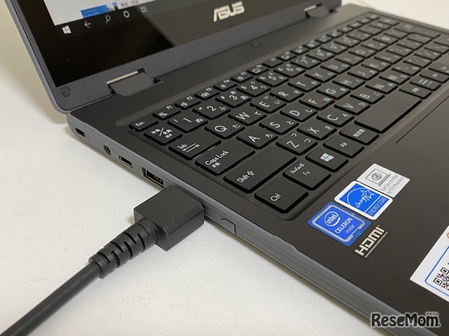 USB3.2（Type-C/Gen2）、USB3.2（Type-A/Gen1）、USB 2.0Type-Aポート、画面出力を行えるHDMI端子、ヘッドセットに対応したマイクロホン/ヘッドホン・コンボジャックが揃う