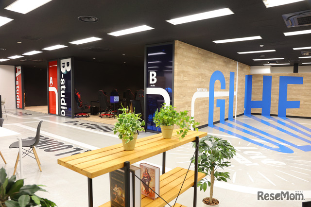ルネサンス高等学校 横浜キャンパスの内装は「ガレージ」をイメージ。開放的でリラックスできる空間になっている。