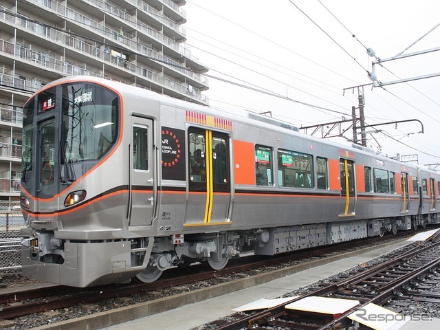 リアルタイムな混雑情報が提供される大阪環状線・桜島線（JRゆめ咲線）の323系。