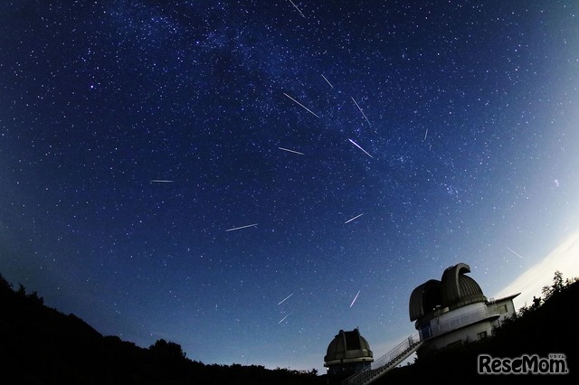 ペルセウス座流星群（放射点方向、流星部分を重ね合わせ）